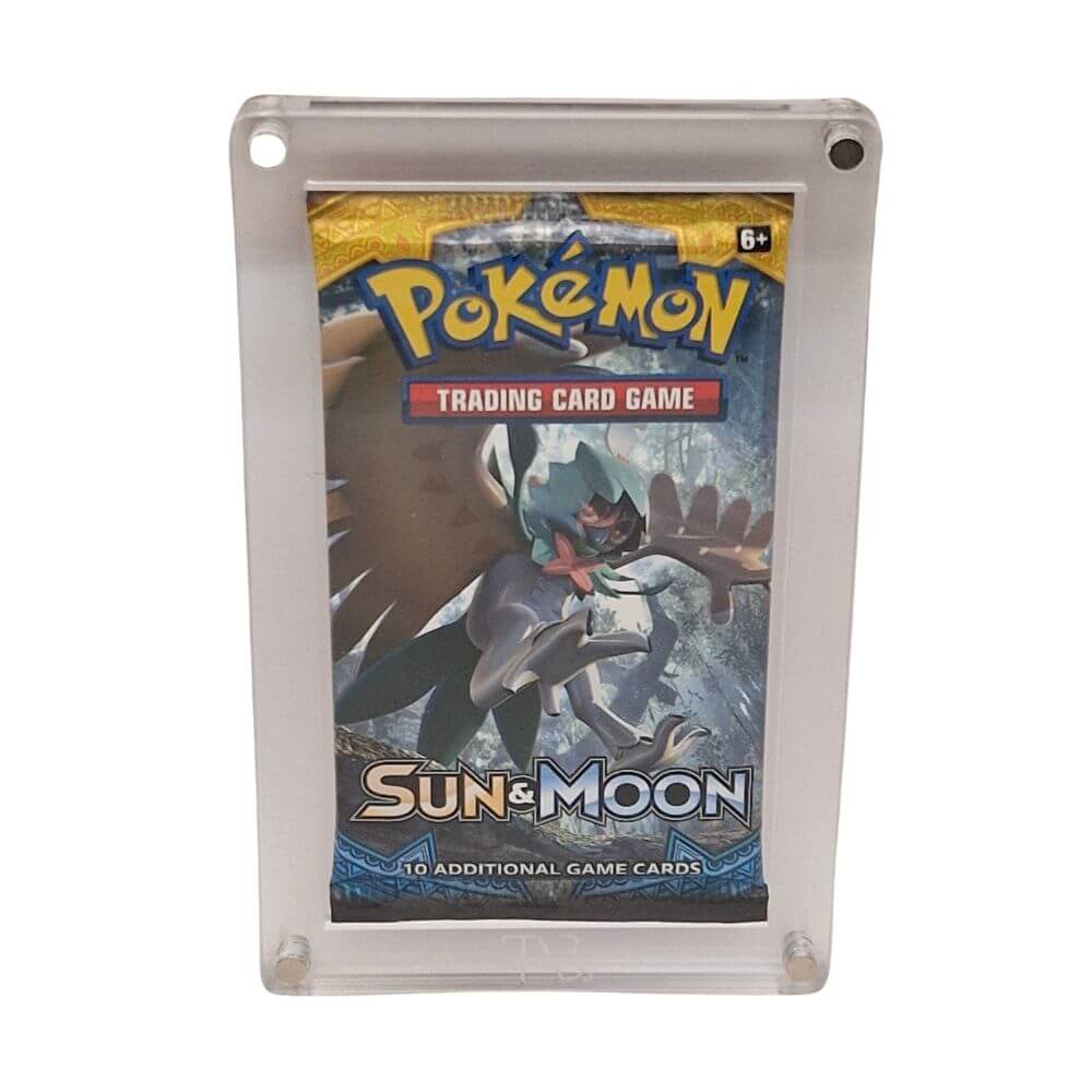 Pokémon Booster in transparenter Schutzbox vor Originalverpackung von The Acrylic Box